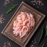 Bandeja contendo 0,500 gramas aproximadamente de filé de peito de frango, cortado para strogonoff fresco.