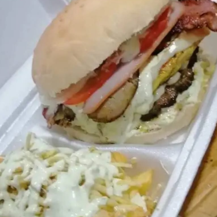 Hamburguesa De Pollo Tocineta + Papas + Gaseosa