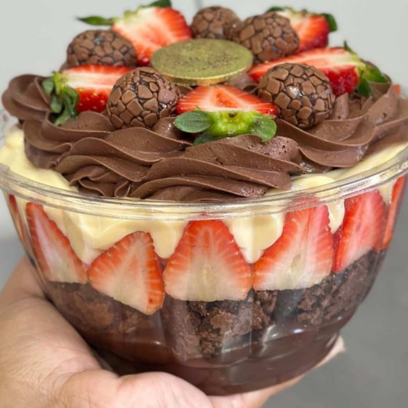 Deliciosa travessa com ninho cremoso, brownies, morangos frescos e brigadeiro super cremoso