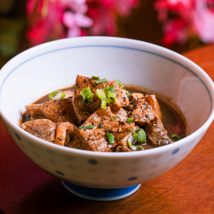 Cubos de salmão crus marinados em especiarias orientais com limão