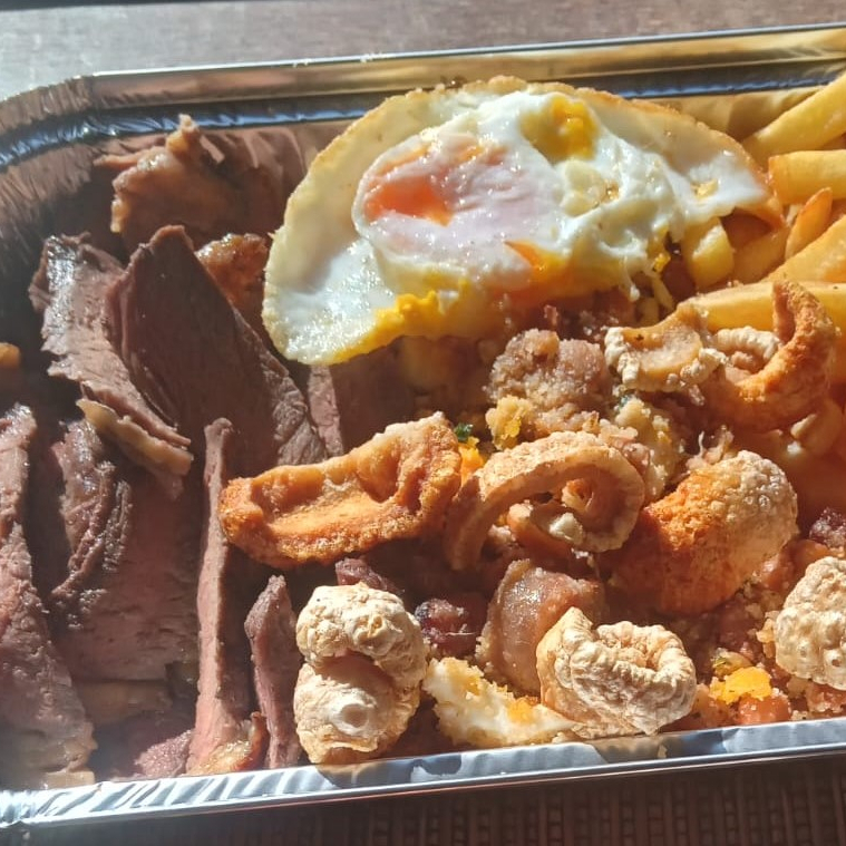 O prato Picanha Premium 250g + Tropeiro + Batatas Fritas oferece um delicioso corte de 250g aproximadamente de Picanha Premium, acompanhado de batatas fritas e o tradicional Feijão Tropeiro, um clássico da culinária brasileira. O peso da carne é calculado antes do preparo, garantindo a generosidade do prato. Aprecie essa experiência gastronômica inigualável!