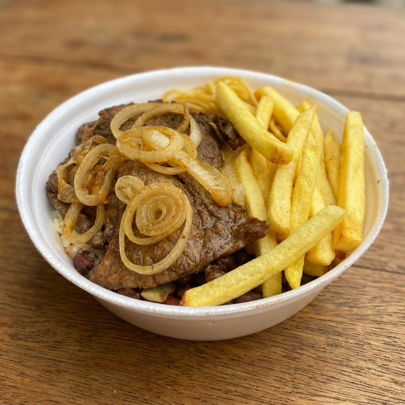 Contra filé suculento, bem temperado e grelhado no ponto certo, garantindo sabor e maciez. Acompanha guarnição à sua escolha, ideal para uma refeição completa no almoço ou jantar.