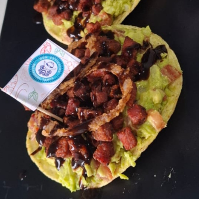 Tostada de Chicharron de Atun