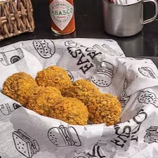 Bolinho crocante, recheado com costela desfiada e temperada, perfeito para petiscar e compartilhar.