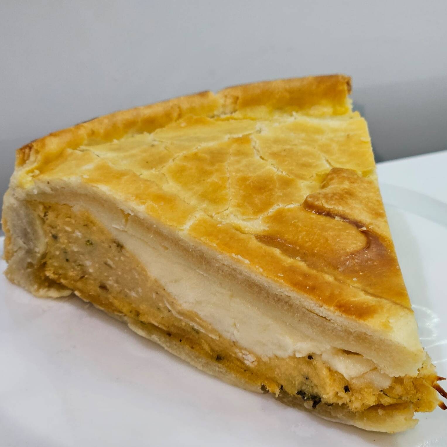 Massa leve com muito recheio de frango bem temperadinho e muito requeijão cremoso, igualzinha na foto ! +-200gr a fatia