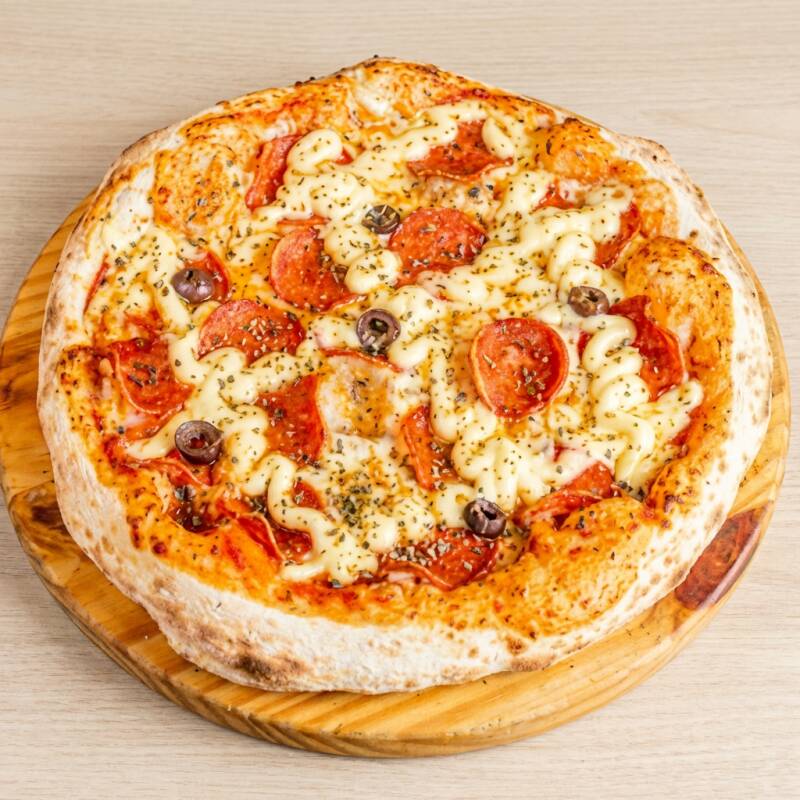 Desfrute da nossa extraordinária 'Pizza de Pepperoni com Catupiry', um lançamento na nossa categoria de 'Pizzas Salgadas'. Esta maravilha é confeccionada com uma massa artesanal perfeitamente equilibrada, delicadamente crocante por fora e macia por dentro, revestida com um molho de tomate caseiro rico e fragrante. Uma abundante camada de mozzarella derretida mescla-se harmoniosamente com fatias ro