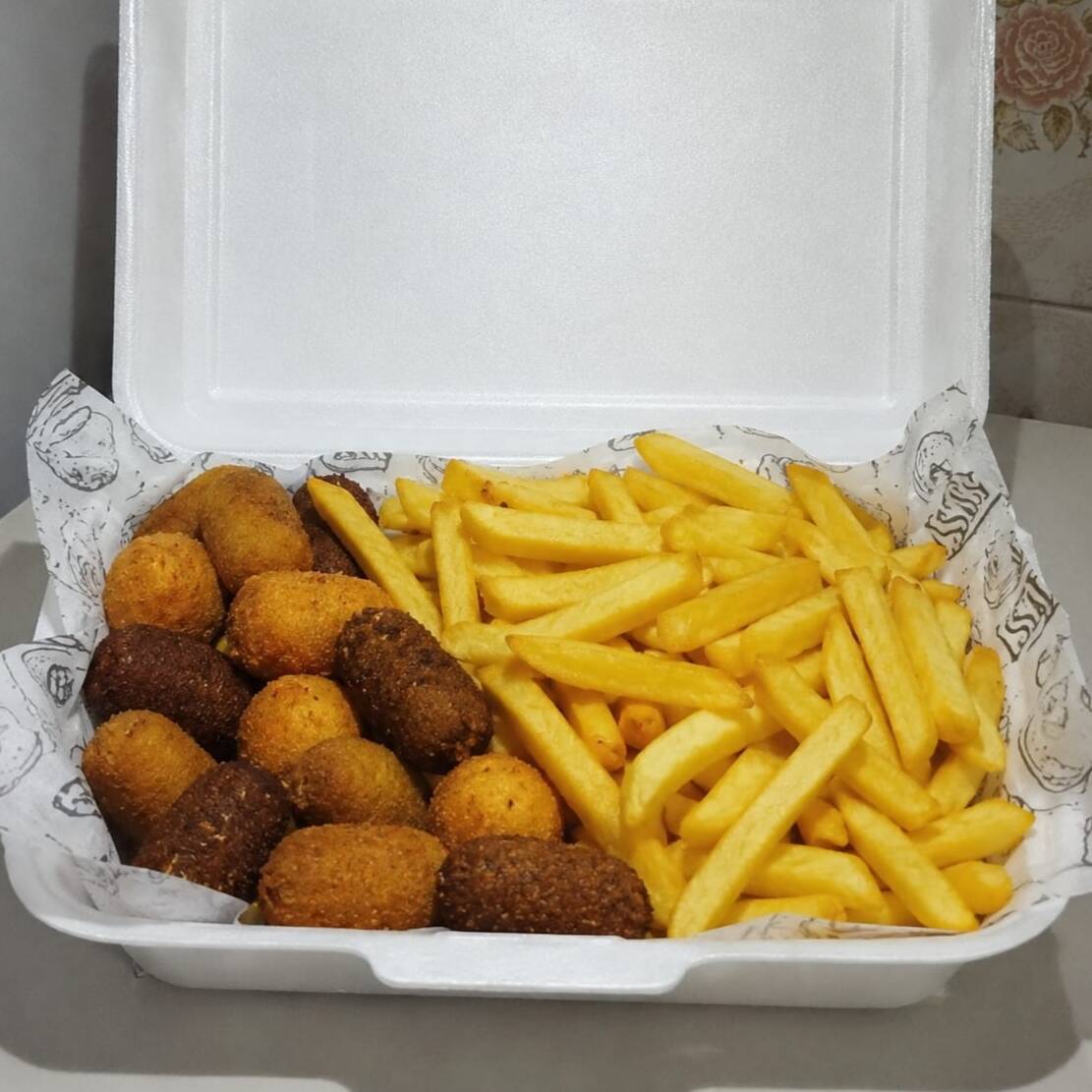 20 salgados bem crocantes, e aproximadamente 300gr de batata fritas
sequinhas e douradinhas. Uma combinação caprichada perfeita
para matar a fome e compartilhar !!!!