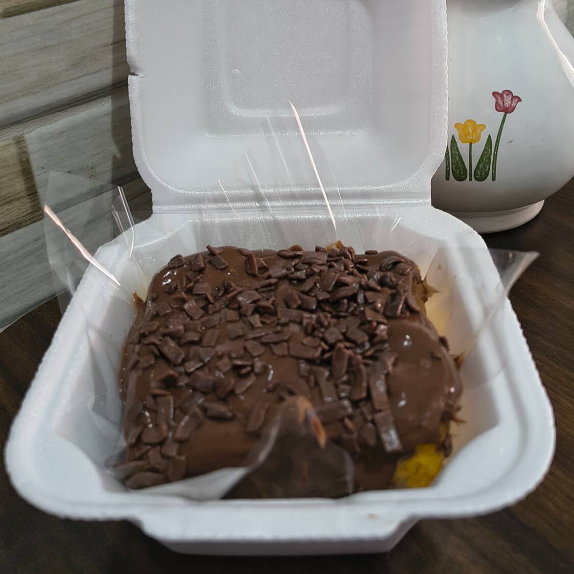 Fatia de Bolo de Cenoura com Aproximadamente 7x7cm , com Cobertura de Brigadeiro 50% Finalizado com Granulado de Chocolate ao Leite