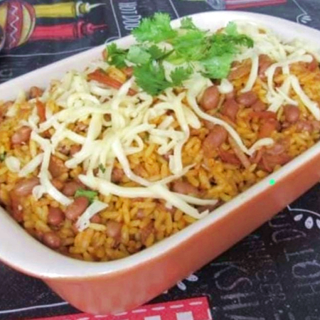 Marmita com Baião de dois grande a moda da casa(arroz , feijão de corda,queijo mussarela,torresmo,carne seca desfiada e temperos do cheff)acompanhada de frango a passarinho frito e mandioca frita.