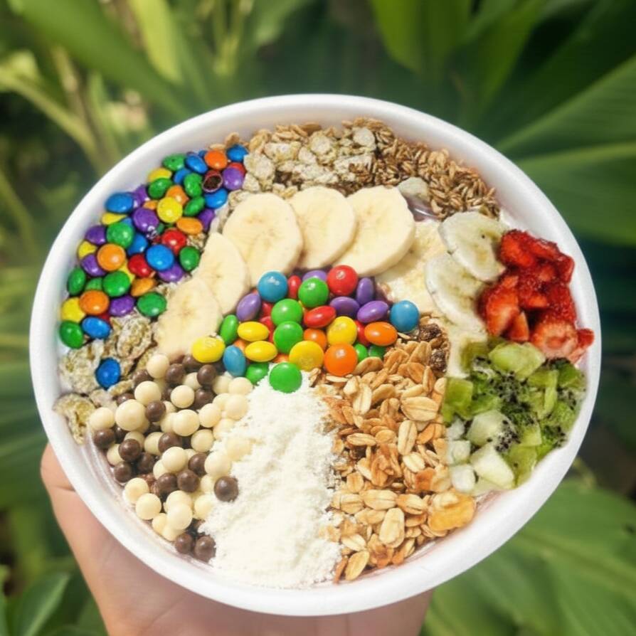 A tigela perfeita pra quem gosta de açaí bem servido 💜 Escolha o tamanho, monte sua combinação com os acompanhamentos que você preferir e finalize com as caldas do seu jeito. Nosso açaí é super cremoso, gelado e preparado na hora, garantindo sabor e qualidade do início ao fim.