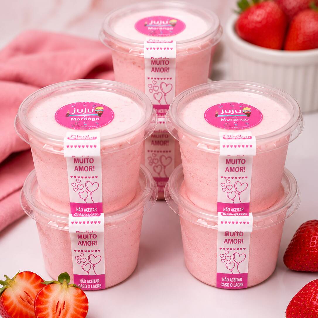 Sorvete de morango artesanal, cremoso e cheio de sabor. Feito com ingredientes selecionados, tem textura macia e o sabor delicioso do morango. Uma sobremesa gelada, refrescante e irresistível.