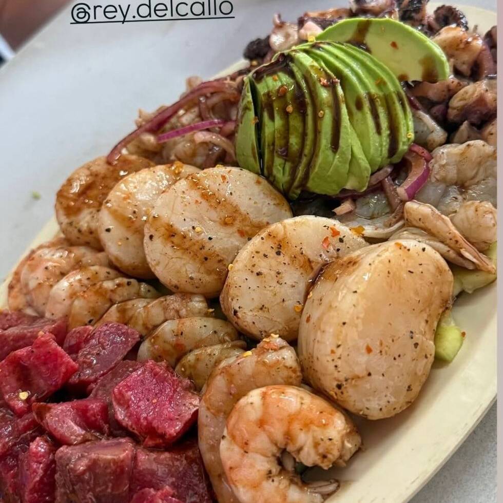 Camarón curtido y cocido, atún, pulpo y callo de hacha