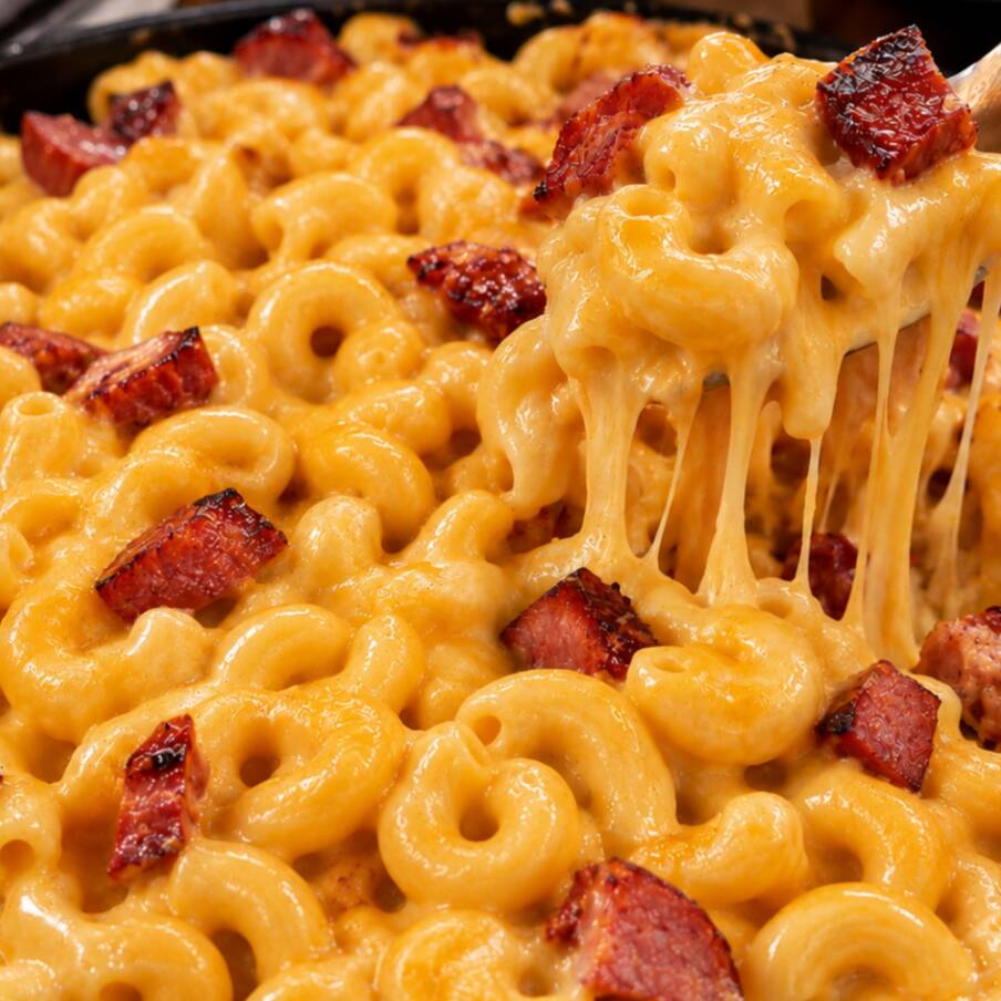 Molho de cheddar cremoso, com bacon e finalizado com calabresa.