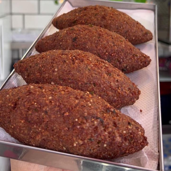 Massa de trigo especial e carne bovina moída temperada com hortelã e especiarias. Crocante por fora e suculento por dentro.