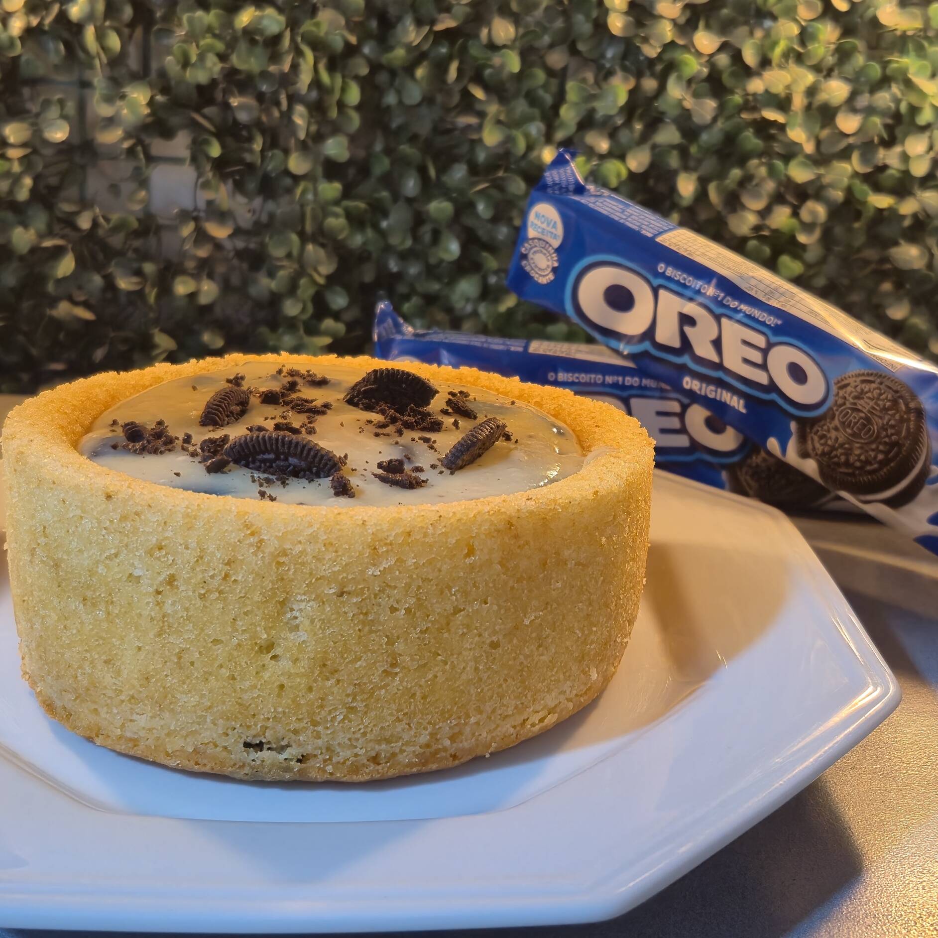 O bolo de Oreo é uma sobremesa irresistível que celebra a combinação clássi.ca do biscoito de chocolate com o seu recheio de creme