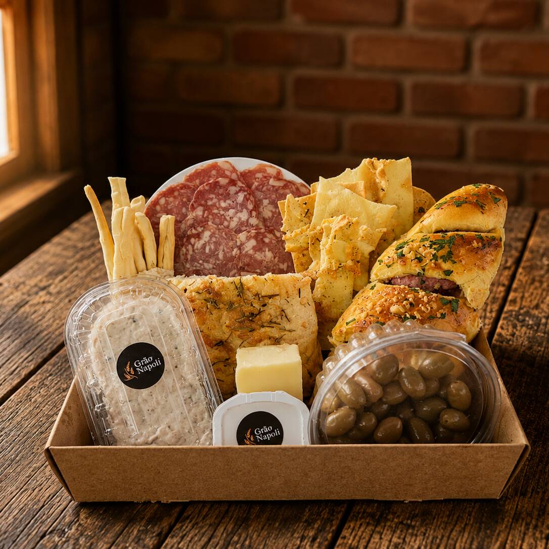 Uma seleção especial da Grão Napoli para compartilhar e aproveitar cada sabor.
Nosso Couvert reúne salame, queijo Grana Padano, pastas, grissini, pizza seca, focaccia e pão de fermentação natural, combinando sabores artesanais em uma composição completa.
Contém:
100g de Salame | 100g de Grana Padano | 100g de Pasta de Alho | 100g de Pasta de Salame | 100g de Grissini de Alho | 100g de Pizza Seca | Focaccia | Pão de Fermentação Natural | Manteiga | 100g de Azeitonas.**
*Focaccia: azeitona ou alecrim, conforme disponibilidade.
*Pão de fermentação natural: calabresa com gouda ou alho-poró com provolone, conforme disponibilidade.
Perfeito para aperitivos, encontros, happy hour ou para montar uma mesa de frios especial em casa.