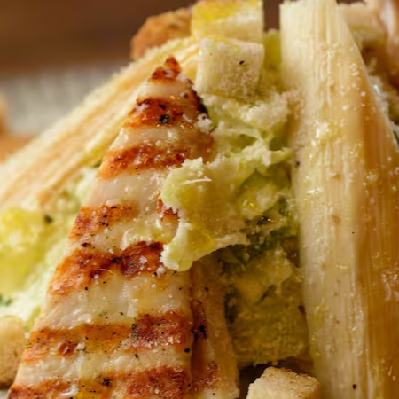 Alface romana,molho ceasar,tiras de filé de frango grelhado,palmito pupunha assado,croutons e queijo parmesão