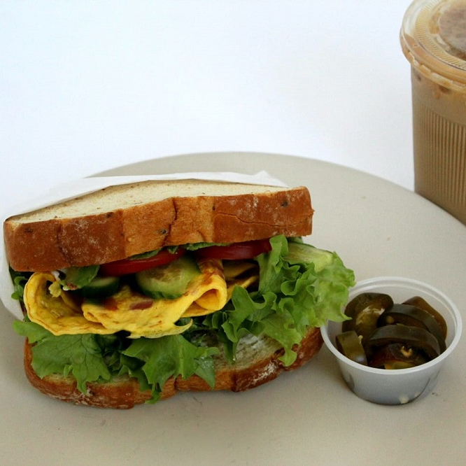 Sandwich de Omelette con Jamón y Queso Amarillo