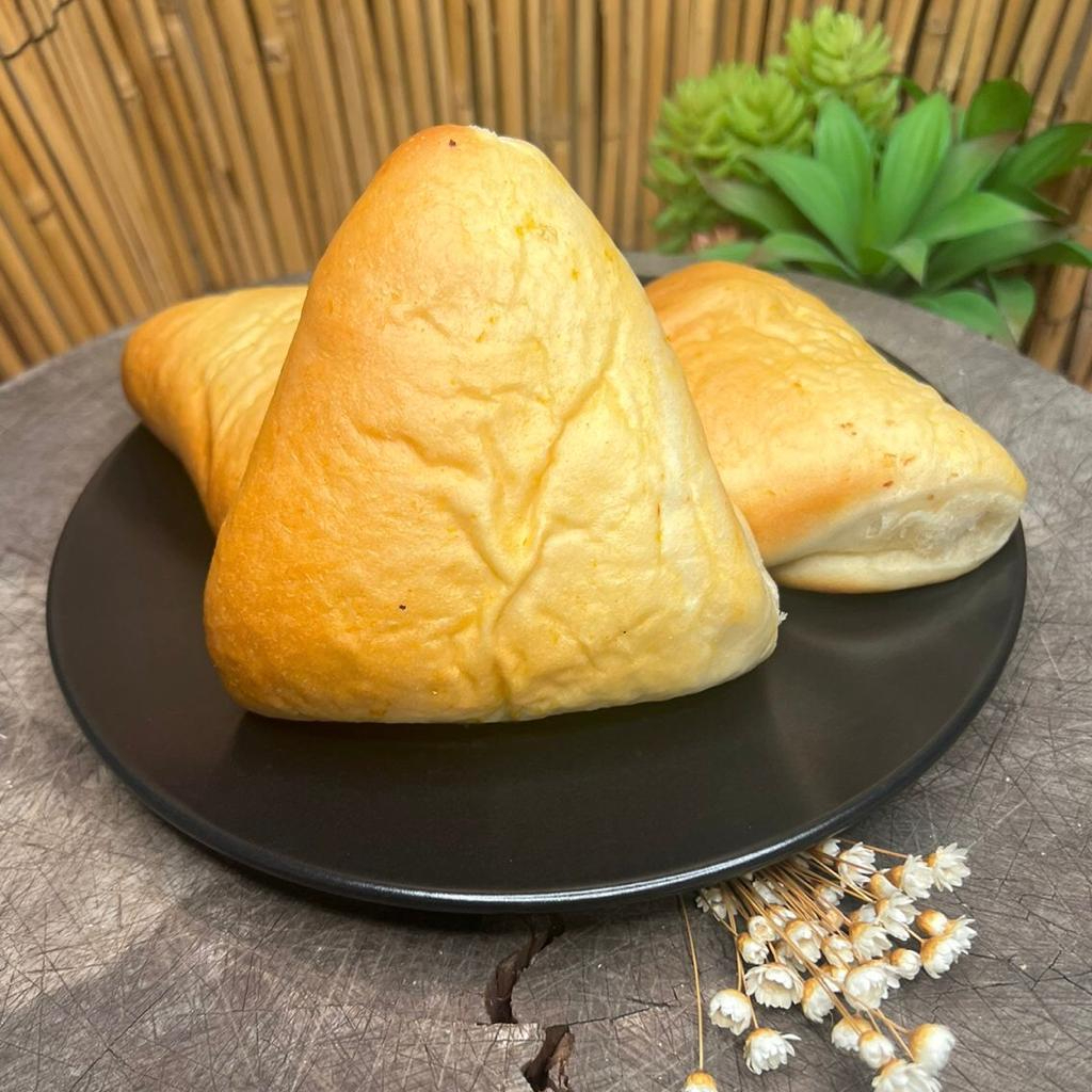 Deliciosa esfiha de frango com um toque cremoso de catupiry, perfeita para qualquer momento.