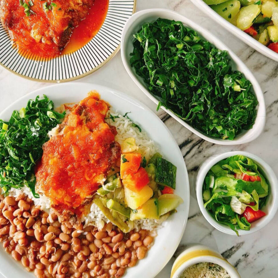 Imagem ilustrativa; Filé de frango empanado, coberto com molho e queijo gratinado, servido com arroz, feijão, mandioquinha salsa, brócolis refogado e salada fresca. Um clássico irresistível!