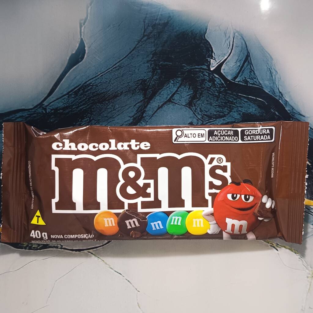 M&M's Chocolate 40g
Os irresistíveis confeitos de chocolate ao leite M&M's, cobertos por uma casquinha crocante e colorida que derrete na boca, não na mão. A escolha perfeita para matar a vontade de um doce a qualquer hora do dia.
Peso: 40g.