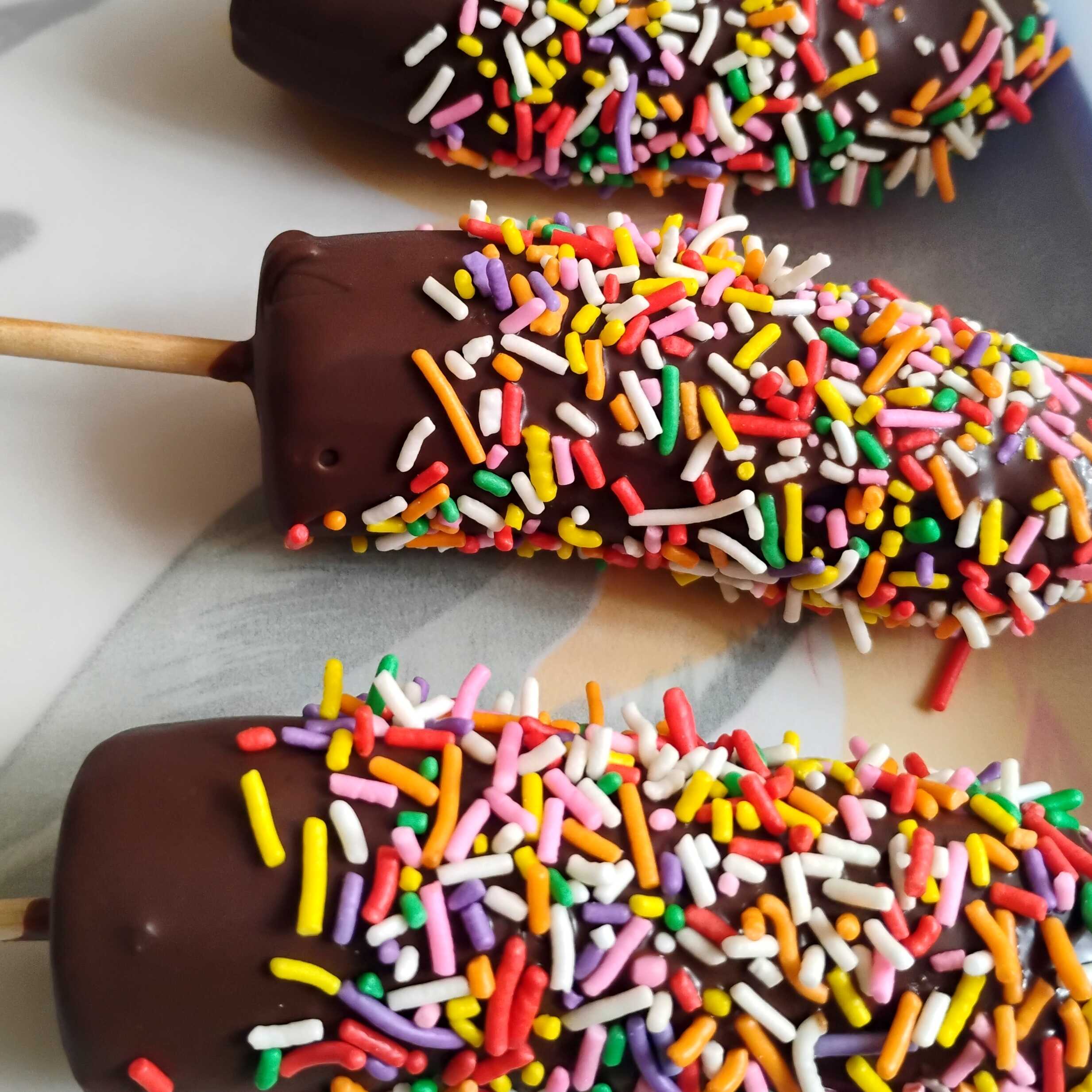 arroz, chocoplatano y brochetas de fresa