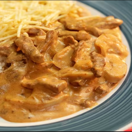Frango em cubos com creme de leitte e requeijão. arroz.