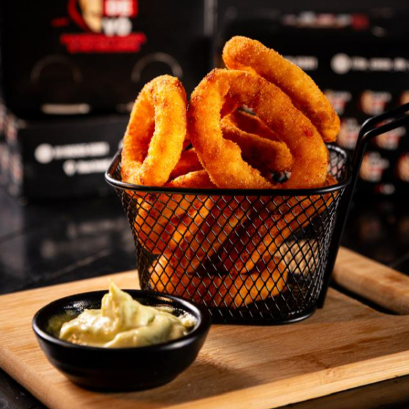 10und de anéis de cebola empanado aconpanhado do molho especial