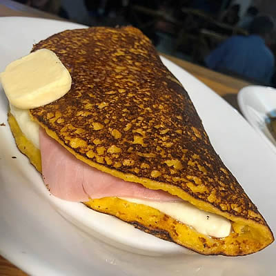 Cachapa Venezolana con Jamón y Queso