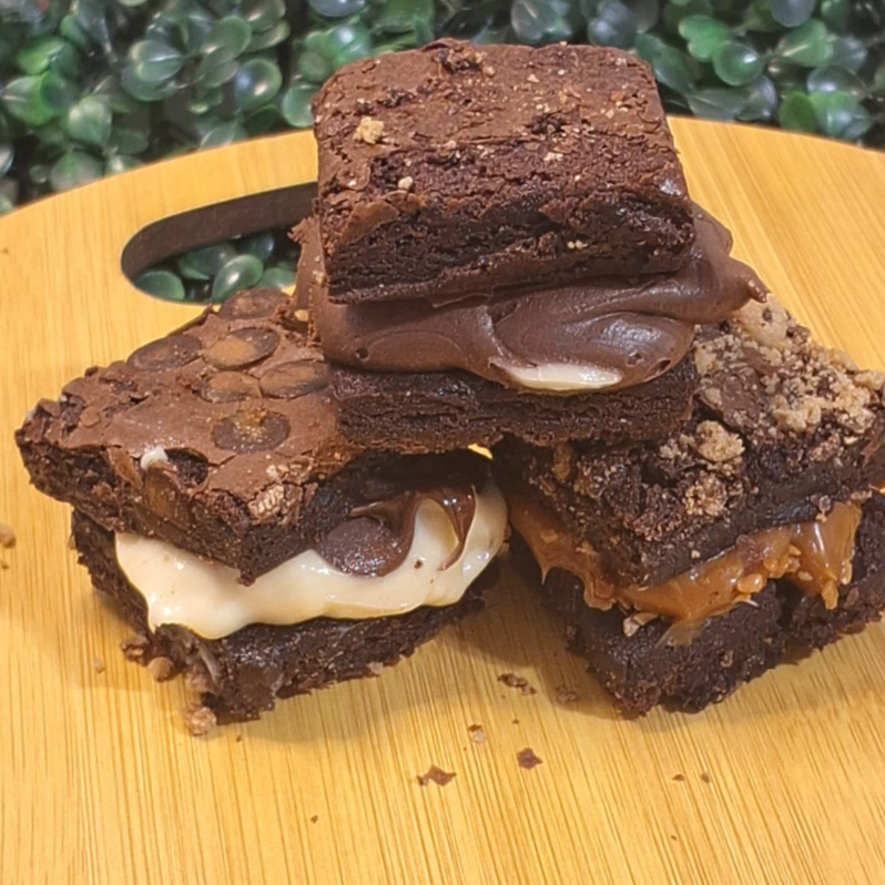 Nosso Sanduíche de Brownie consiste em um brownie de massa saborosa e caprichosamente recheado.
