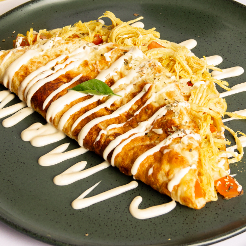 Frango Desfiado, Mussarela, Tomate, Orégano, Finalizado com Molho de Queijo Cremoso