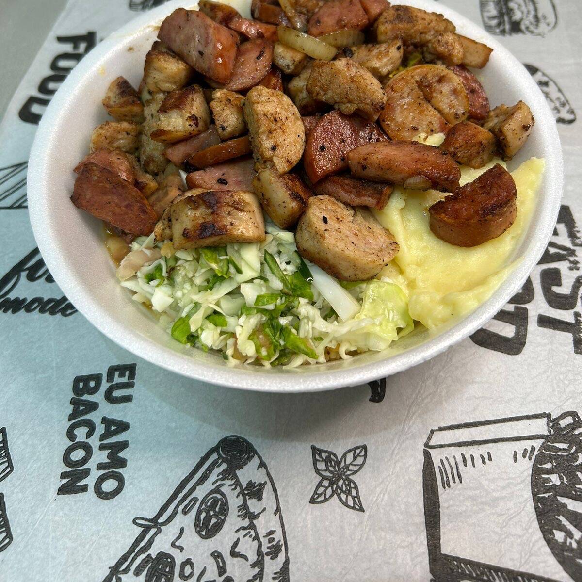 Acompanha Macarrão, Arroz, Purê, Farofa, Vinagrete e Feijão .