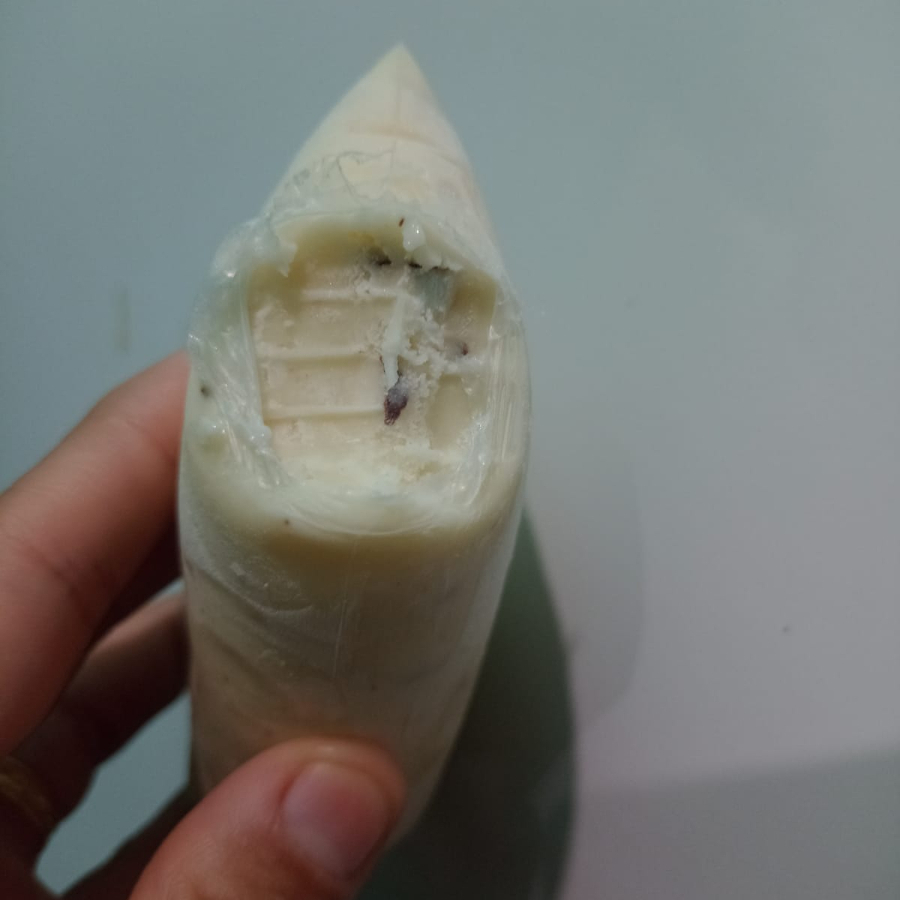 Sacolé gourmet artesanal com base cremosa de coco, feito com a própria fruta. Sabor clássico que encanta.