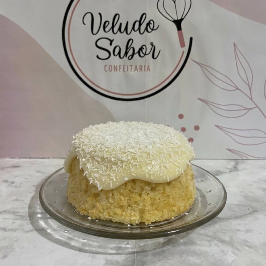 Para os amantes de um clássico irresistível! Massa branca incrivelmente macia e úmida, abraçada por uma cobertura vulcão super cremosa de coco. A finalização fica por conta de flocos de coco que trazem uma textura única. Uma verdadeira viagem ao paraíso dos doces a cada pedaço (Serve até duas pessoas).