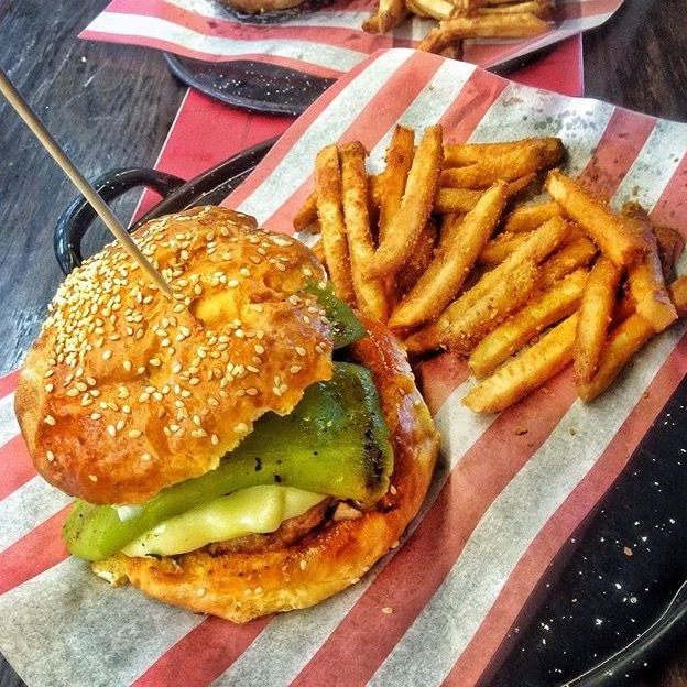Hamburguesa con chile verde