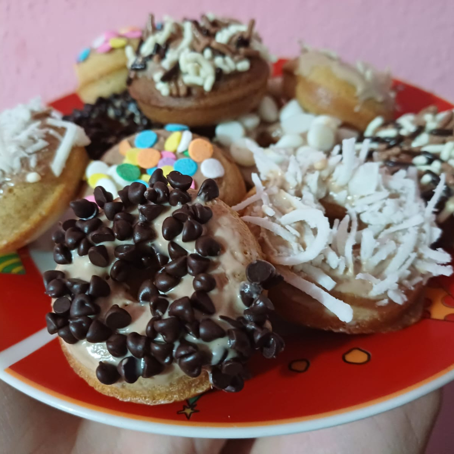 Charola con 12 mini donitas