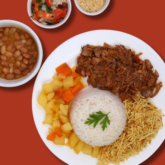 Delicioso marmitex com Pernil Desfiado, arroz, feijão, farofa, batata palha e vinagrete.