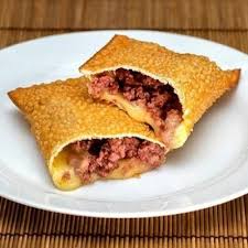 Pastel de calabresa com queijo. Massa crocante e bem recheada!!