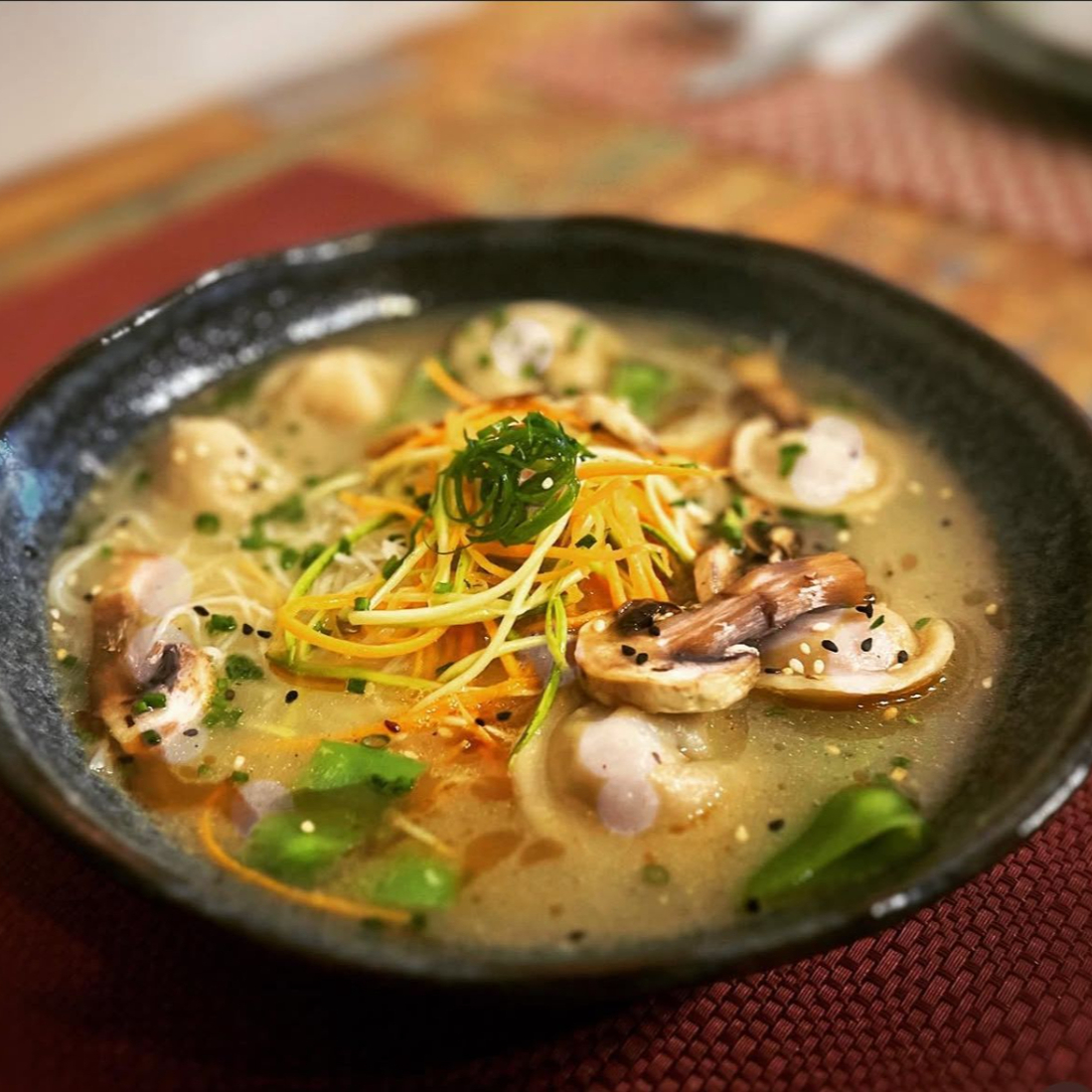 Sopa da fusão da gastronomia oriental e peruana. Seu preparo leva mini pasteizinhos recheados por carne de de pato, cozidos no próprio caldo. O caldo provém da fervura de longo período de ossos suíno e de frango. A sopa também tem camarão, ervilha torta, cogumelos, bifum e cenoura ralada.