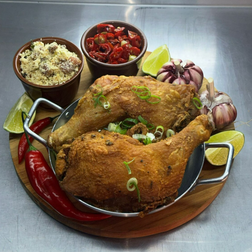 Crocante por Fora, extremamente suculenta por dentro e preparada com os temperos secretos do Mirantes. São 300g de Frango bem servido Frito na hora!!!