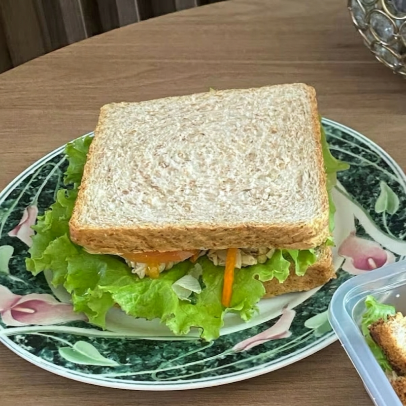 Sanduíche de frango
Leve e gostoso
Frango desfiado temperadinho, cenoura ralada, alface e tomate e tudo isso em um pão integral !
Perfeito para quem busca um lanche saudável, prático e nutritivo para qualquer hora do Dia!