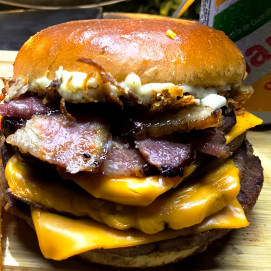 Hamburguer composto por 3 Bifes de Hamburguers (Comum), 3 queijo, Bacon e Molho especial