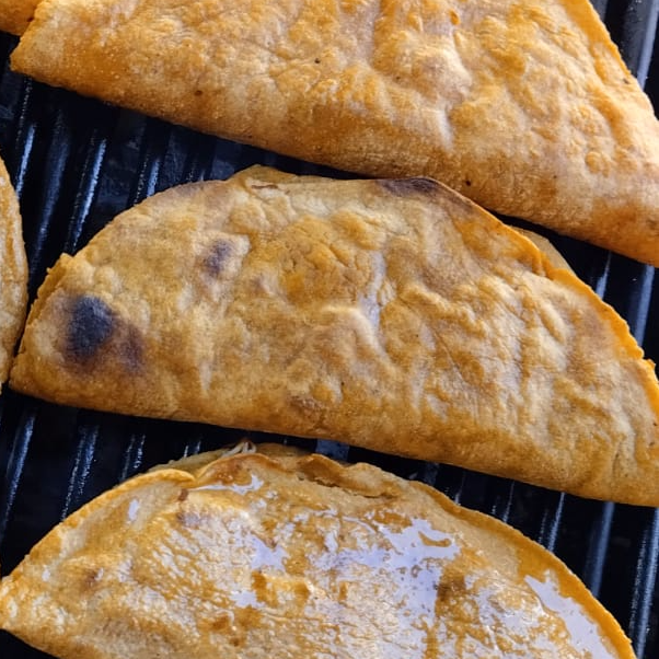 2 Quesa(Maíz) con Guiso + Jugo 500 Ml