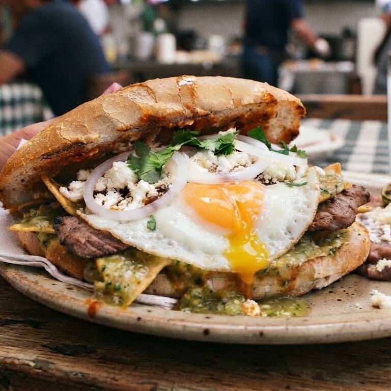 Torta de Chilaquiles con Huevo Estrellado