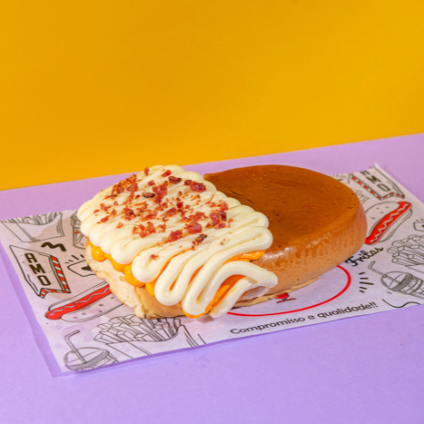 Pão tradicional, 2 salsichas, batata palha, baconese, ketchup, barbecue, cheddar, Catupiry Original, milho, bacon, mussarela, prensado com borda de cheddar e Catupiry e pedaços de bacon