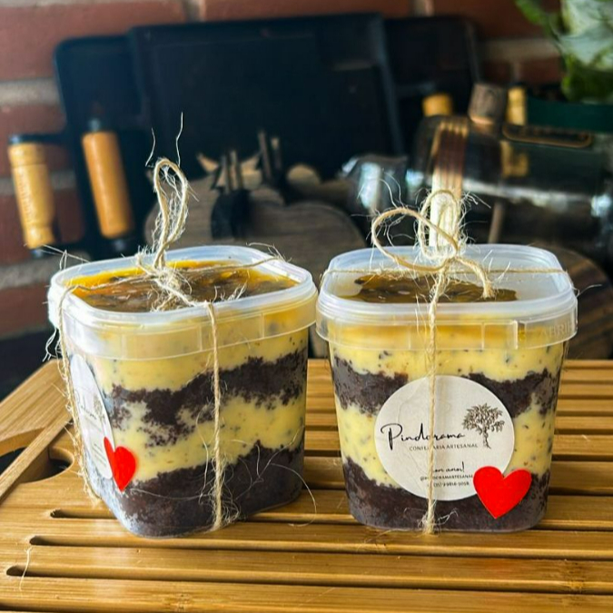 Massa de chocolate bemmm molhadinha com um creme de maracujá feito com a própria fruta. Equilibrado, fresco e na medida certa entre o doce e o azedinho - perfeito para quem gosta de sobremesa leve, mas cheia de sabor!