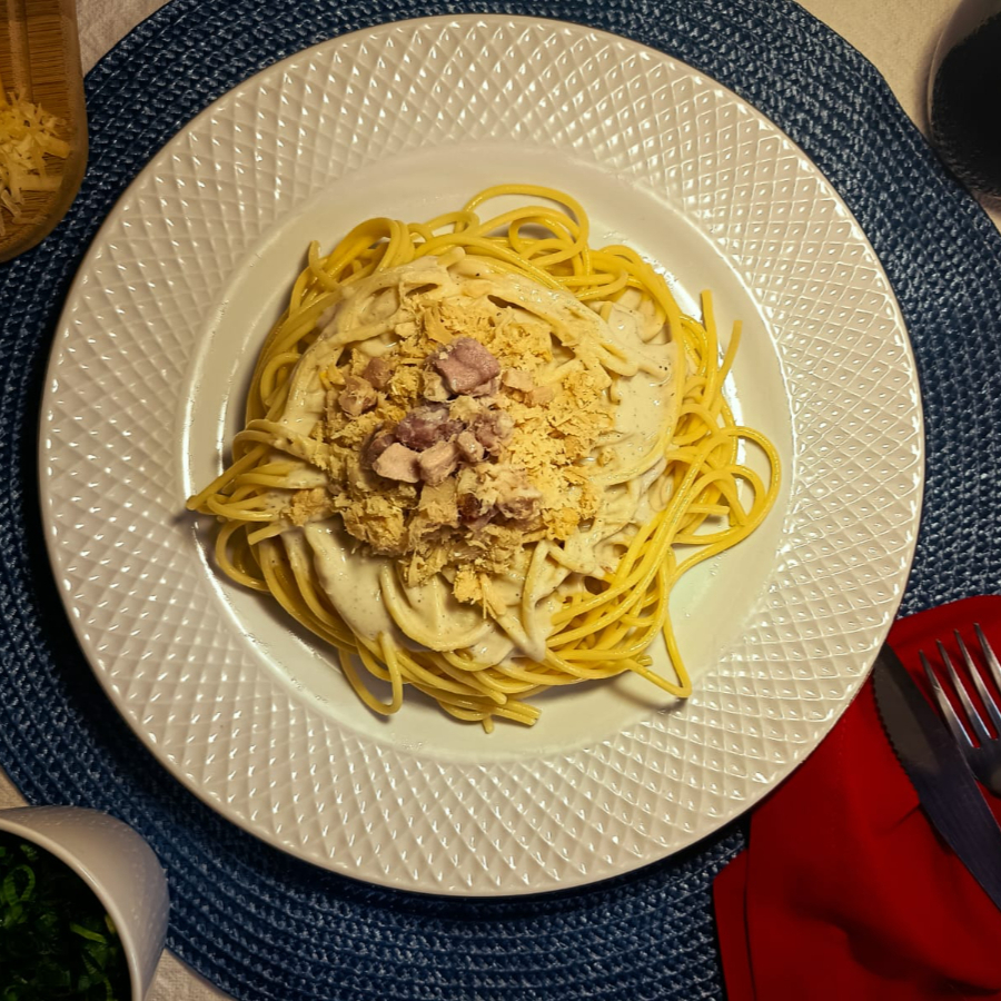 Molho branco suave e cremoso, com frango desfiado macio e pedaços de bacon que realçam o sabor. Um prato equilibrado, cremoso e irresistível a cada garfada. Obs. Nosso molho branco contém noz-moscada e pimenta-do-reino. Porção pequena de aprox 400g