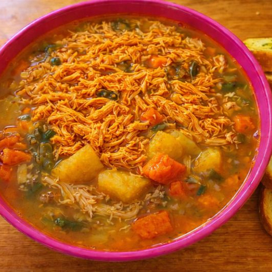 Caldo de legumes com frango desfiado, abobrinha, cenoura, abobora cabotia, batata e torradas de acompanhamento.