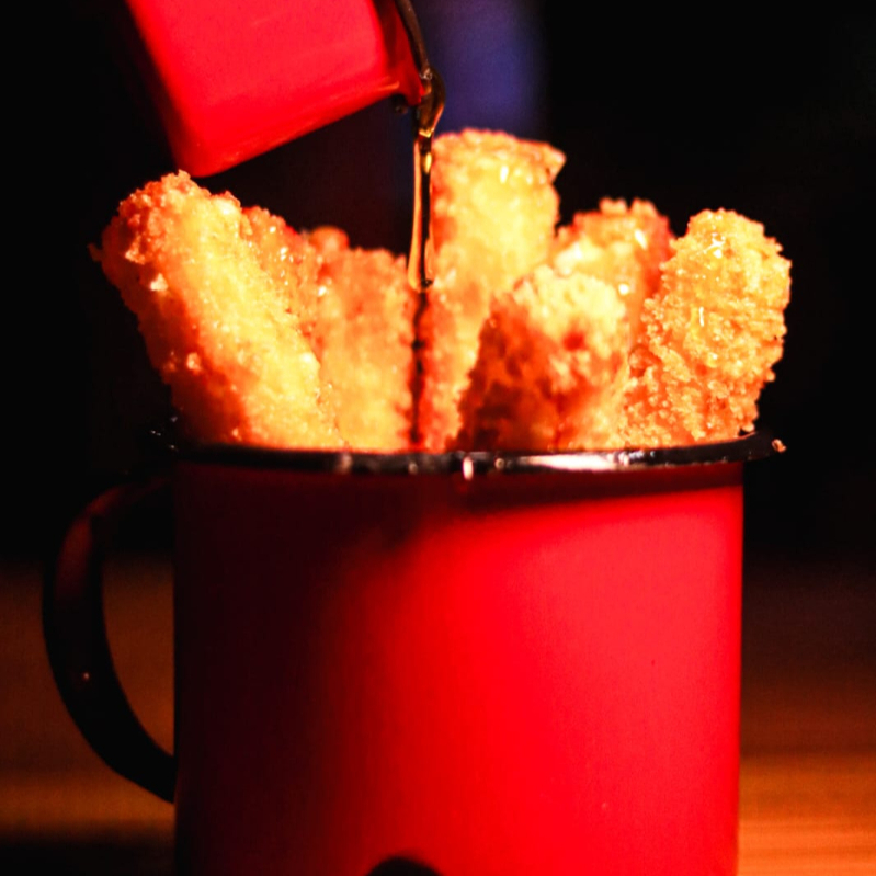 Muçarela Prime Empanada 300g com Derretimento Perfeito, Quentinha, Crocante por Fora e Macia por Dentro, Acompanhada de Molho Barbecue e Mel Fresco para uma Explosão de Sabores.