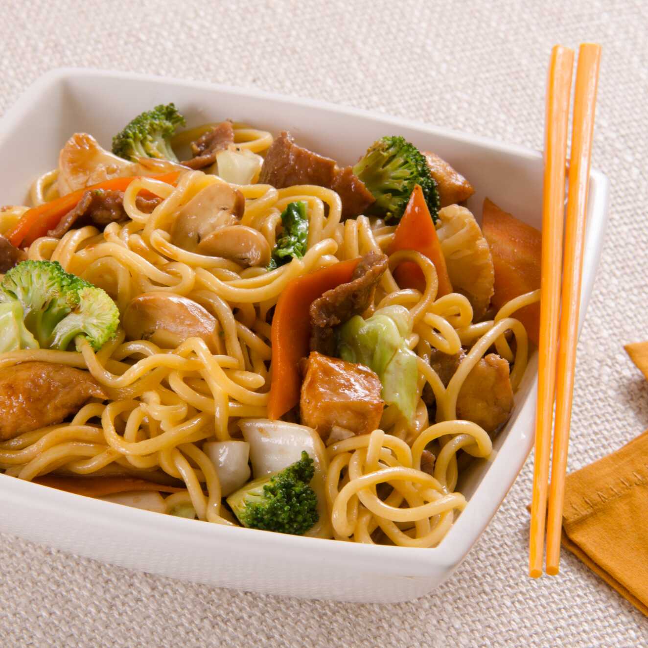 Compre 2 unidades de Yakissoba Tradicional individual e LEVE 3 unidades de Yakissoba Tradicional Individual. Serve 3 pessoas. Aproveite promoção por tempo limitado.
